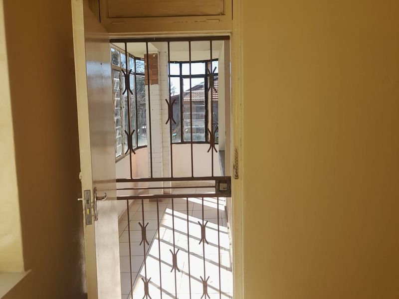 A beautifully renovated 2-bedroom, 1 full bathroom ground-floor unit - Photo 7