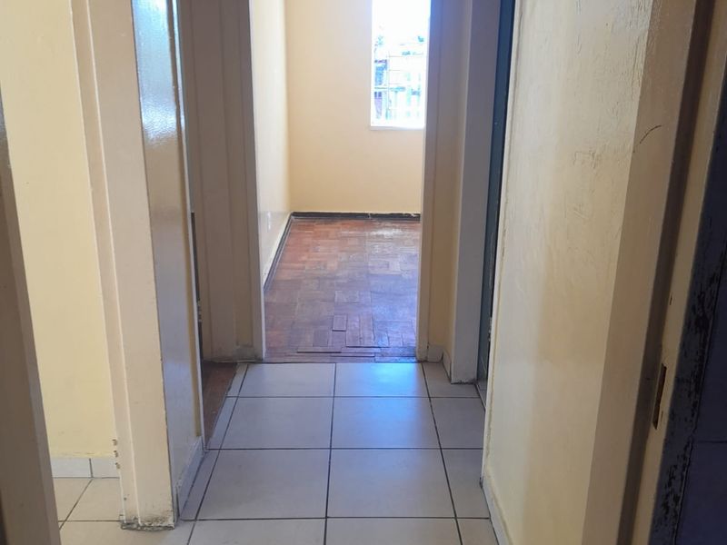 A beautifully renovated 2-bedroom, 1 full bathroom ground-floor unit - Photo 6