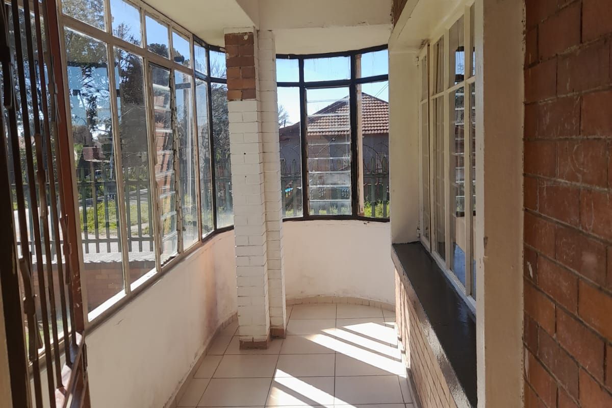 A beautifully renovated 2-bedroom, 1 full bathroom ground-floor unit - Photo 3