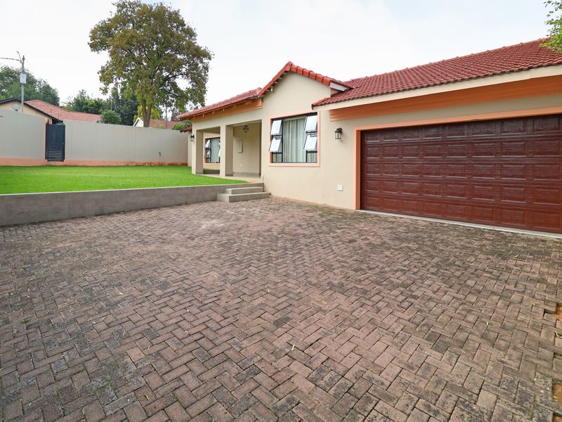 Beautiful Family Home with Modern Finishes and Pool - Photo 3