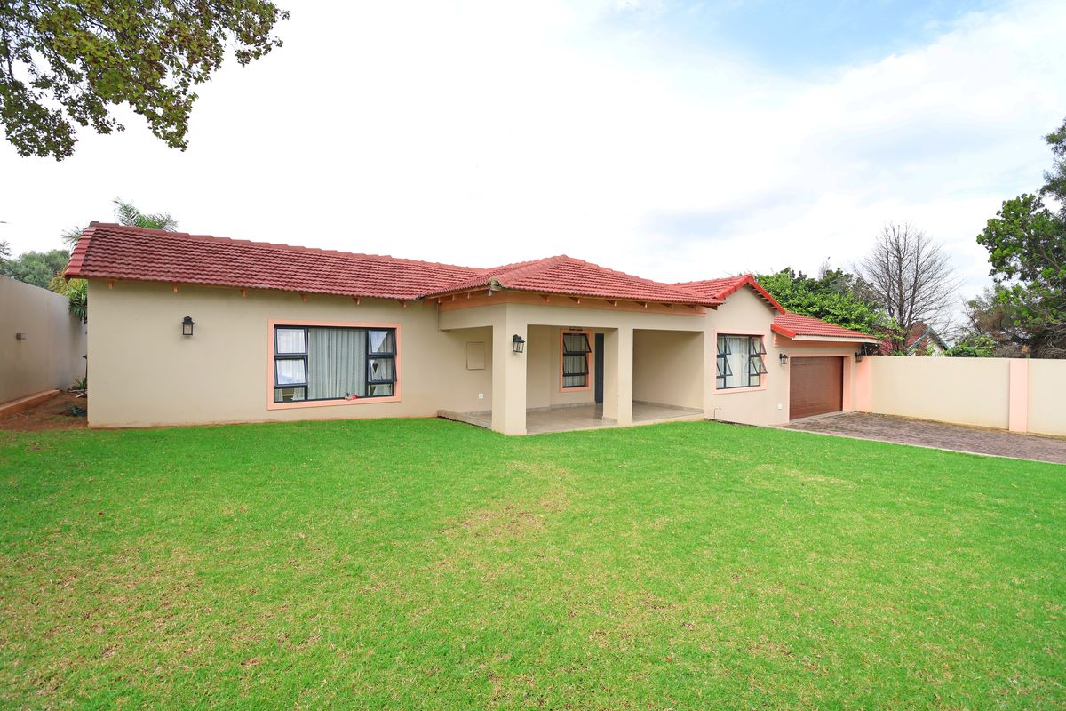 Beautiful Family Home with Modern Finishes and Pool - Photo 2