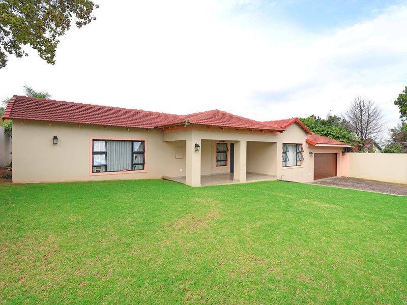 Beautiful Family Home with Modern Finishes and Pool - Photo 2