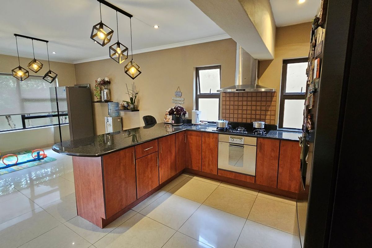 4  Bedroom Cluster- Sunninghill - Photo 3