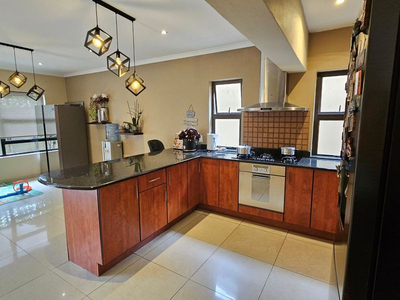 4  Bedroom Cluster- Sunninghill - Photo 3