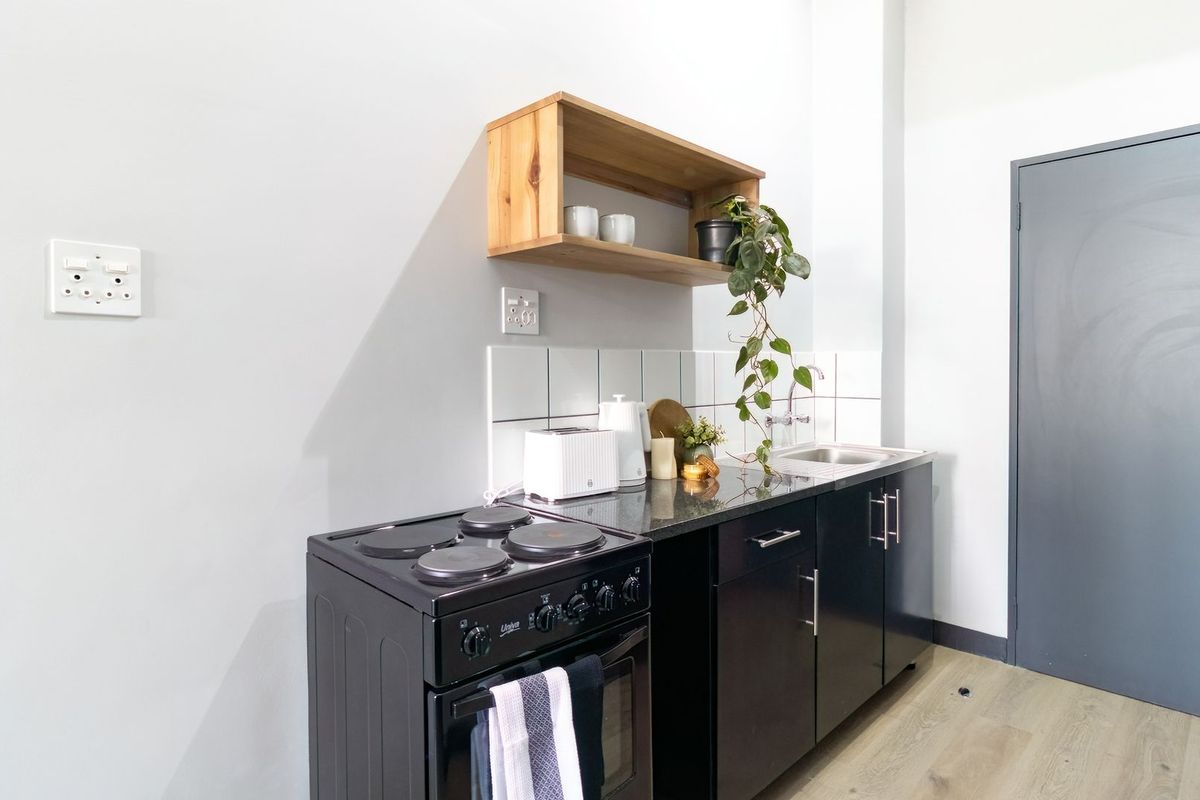 Modern & Secure - Designed for professionals & mature residents (no student housing) - Photo 5