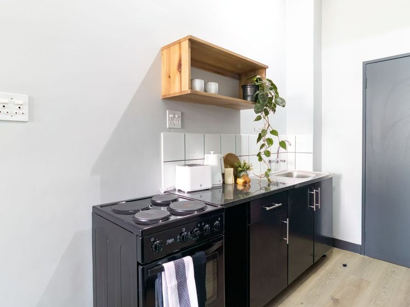 Modern & Secure - Designed for professionals & mature residents (no student housing) - Photo 5
