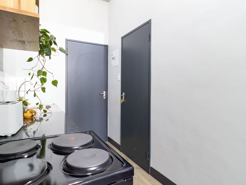 Modern & Secure - Designed for professionals & mature residents (no student housing) - Photo 8