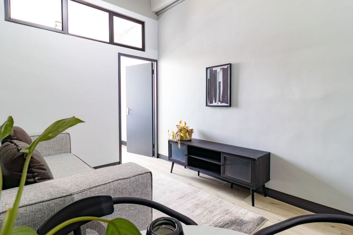 Modern & Secure - Designed for professionals & mature residents (no student housing) - Photo 2