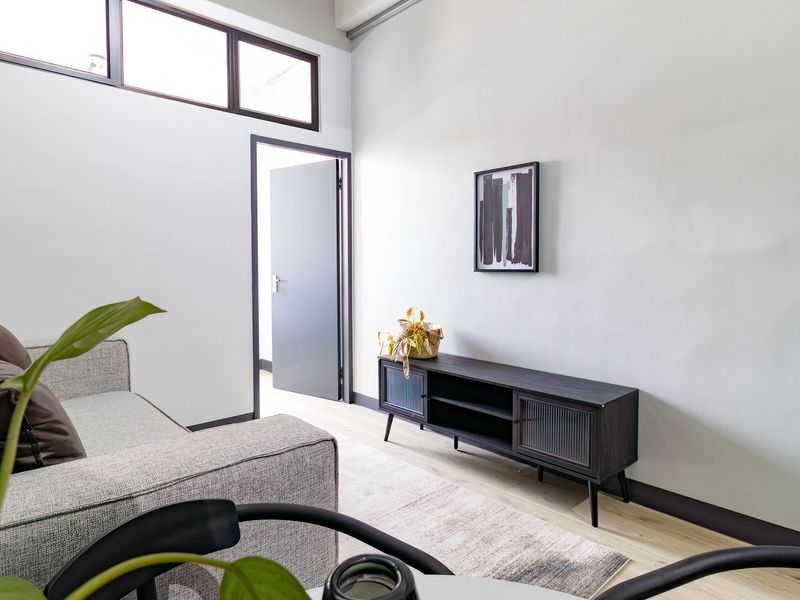 Modern & Secure - Designed for professionals & mature residents (no student housing) - Photo 2
