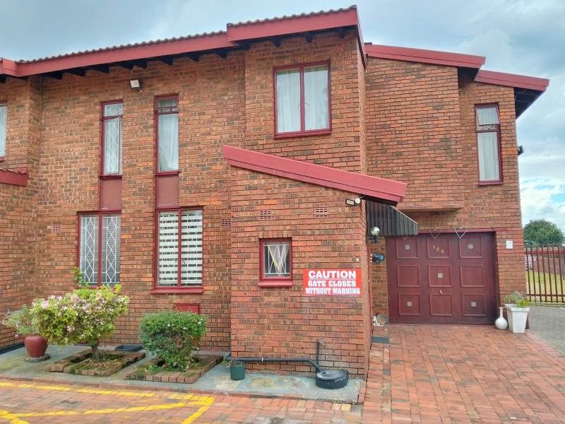 THREE BEDROOMS DUPLEX FOR SALE IN THE HILL, LINMEYER GARDEN VILLAGE - Photo 2