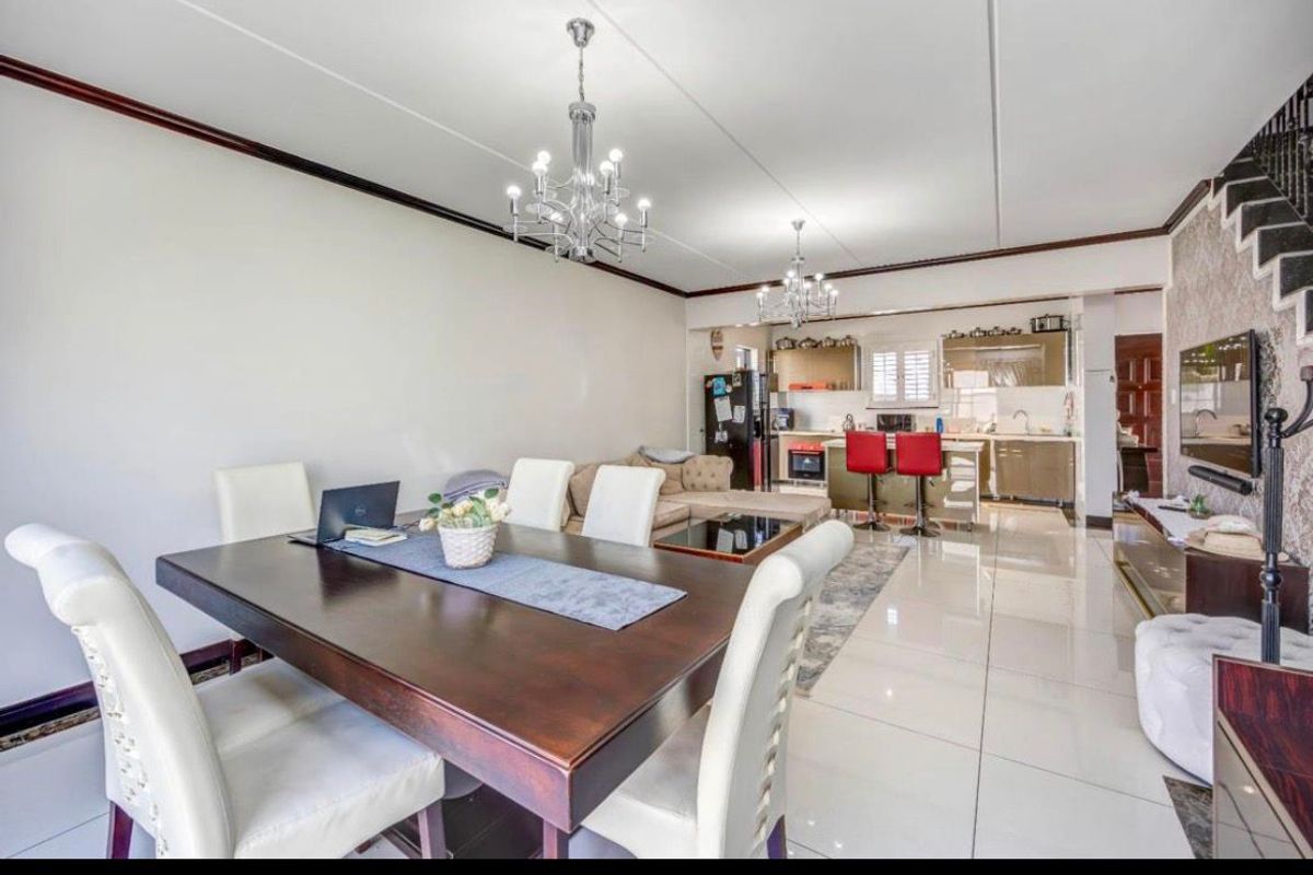 Modern Elegance Meets Comfortable Living – Stunning 3-Bedroom, 2.5-Bathroom Home with Stylish Contem - Photo 5