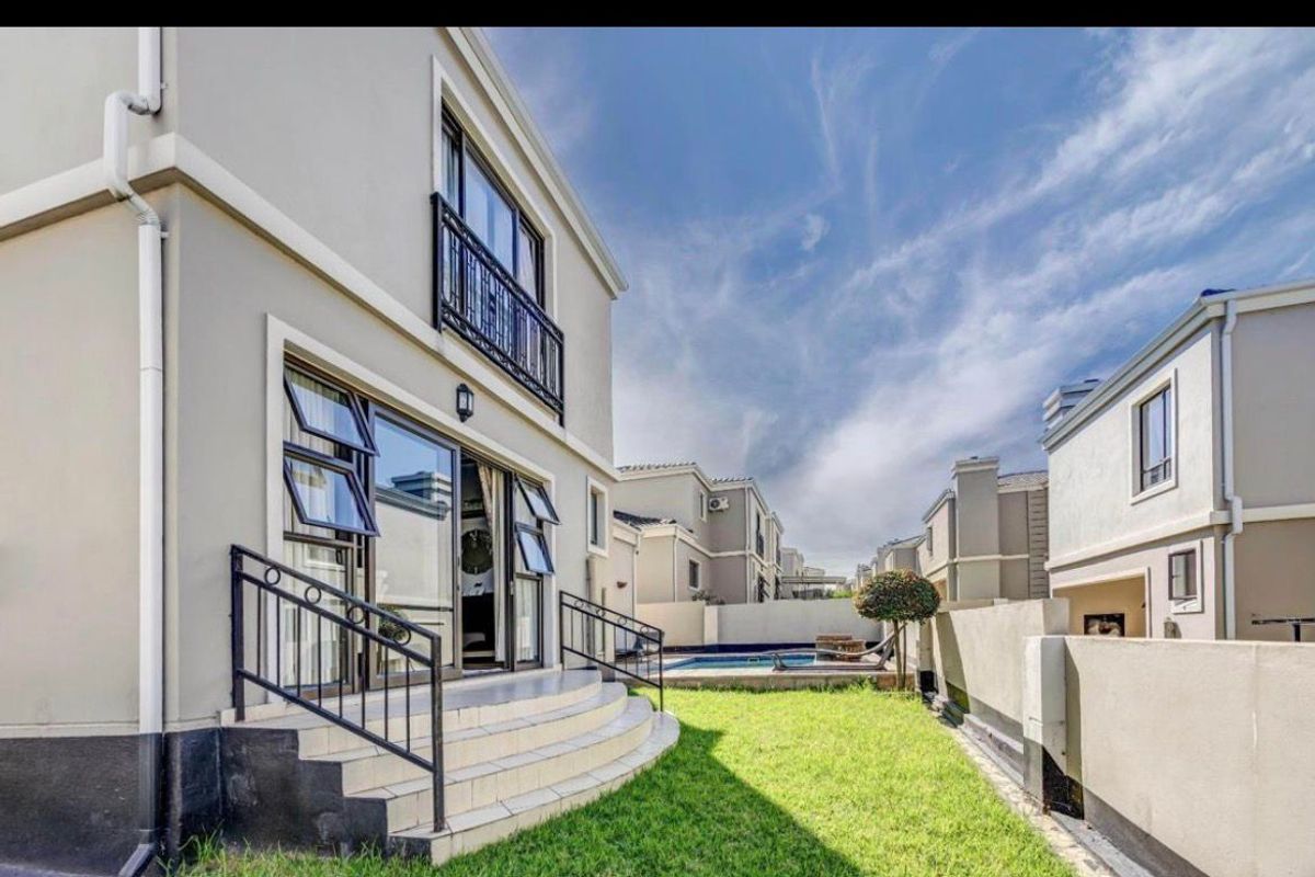 Modern Elegance Meets Comfortable Living – Stunning 3-Bedroom, 2.5-Bathroom Home with Stylish Contem - Photo 2