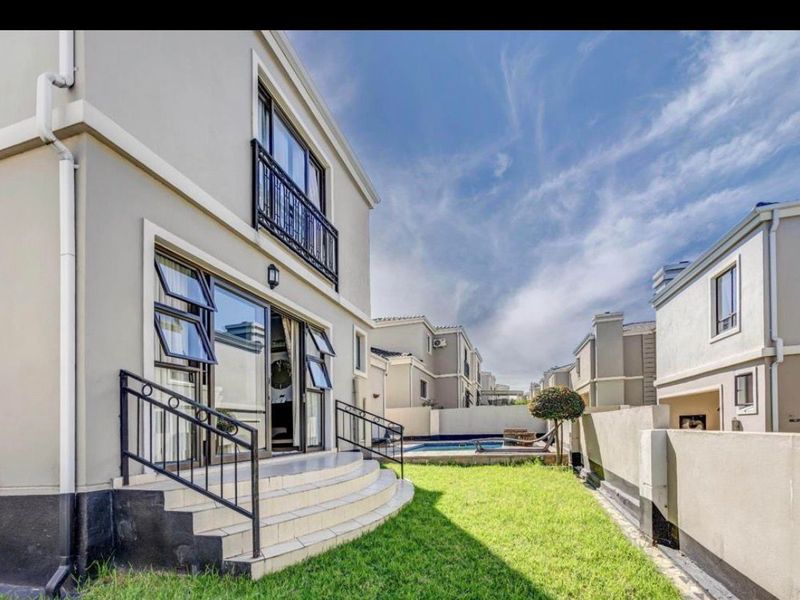 Modern Elegance Meets Comfortable Living – Stunning 3-Bedroom, 2.5-Bathroom Home with Stylish Contem - Photo 2