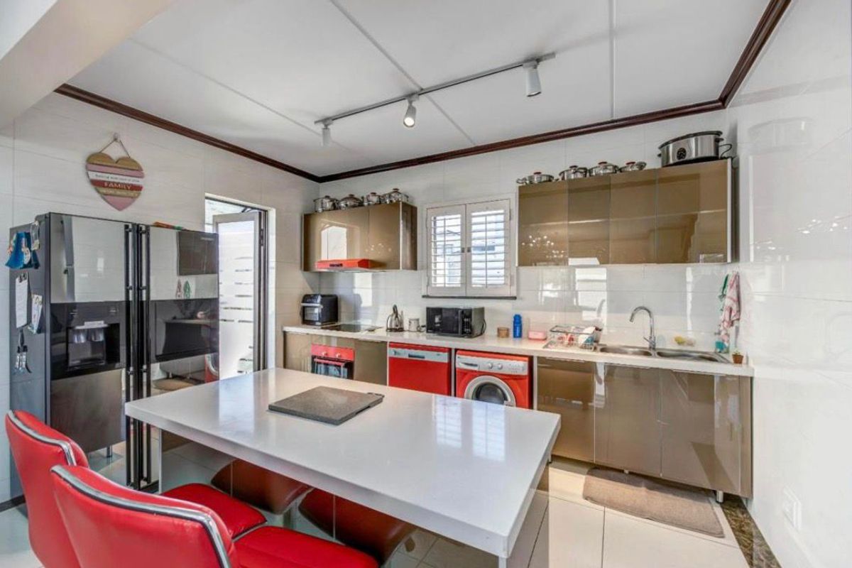 Modern Elegance Meets Comfortable Living – Stunning 3-Bedroom, 2.5-Bathroom Home with Stylish Contem - Photo 4