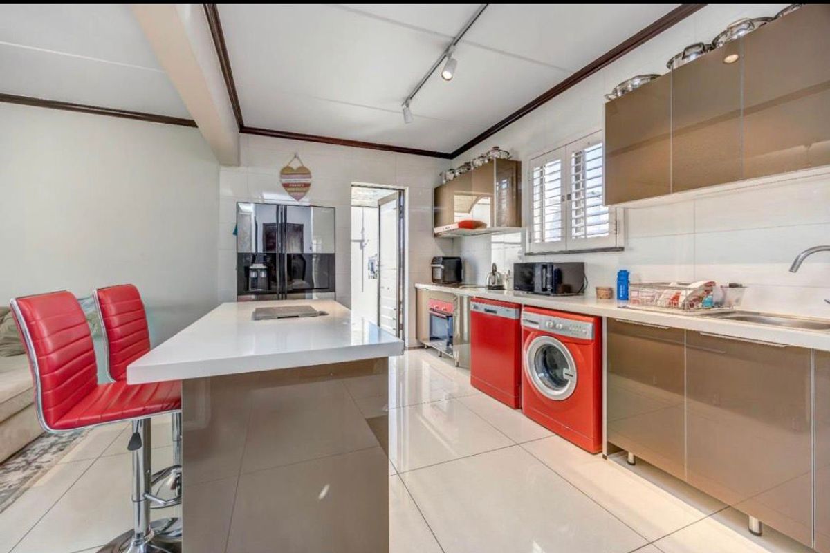 Modern Elegance Meets Comfortable Living – Stunning 3-Bedroom, 2.5-Bathroom Home with Stylish Contem - Photo 4