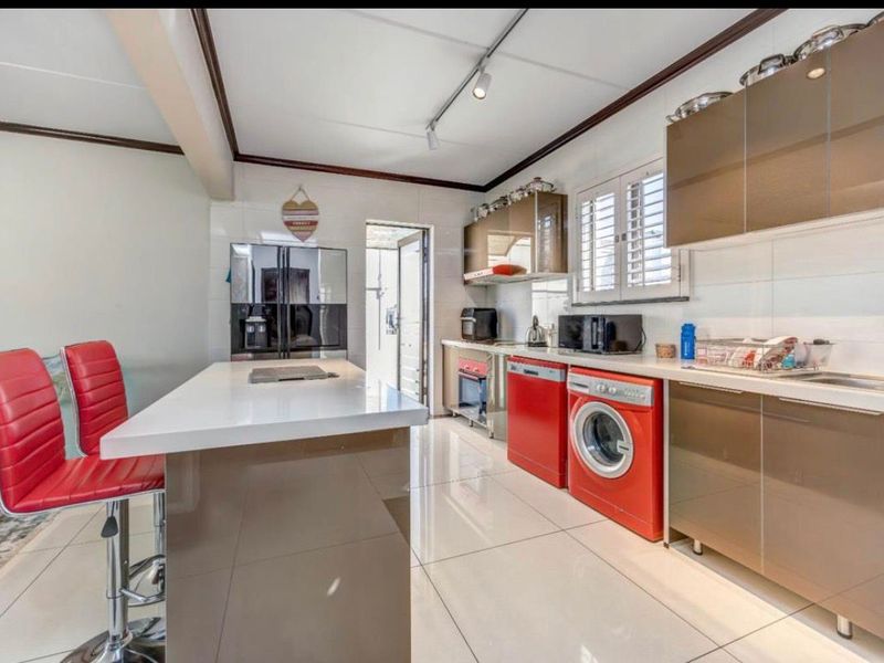 Modern Elegance Meets Comfortable Living – Stunning 3-Bedroom, 2.5-Bathroom Home with Stylish Contem - Photo 4
