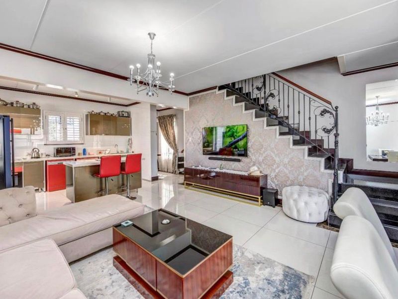 Modern Elegance Meets Comfortable Living – Stunning 3-Bedroom, 2.5-Bathroom Home with Stylish Contem - Photo 5