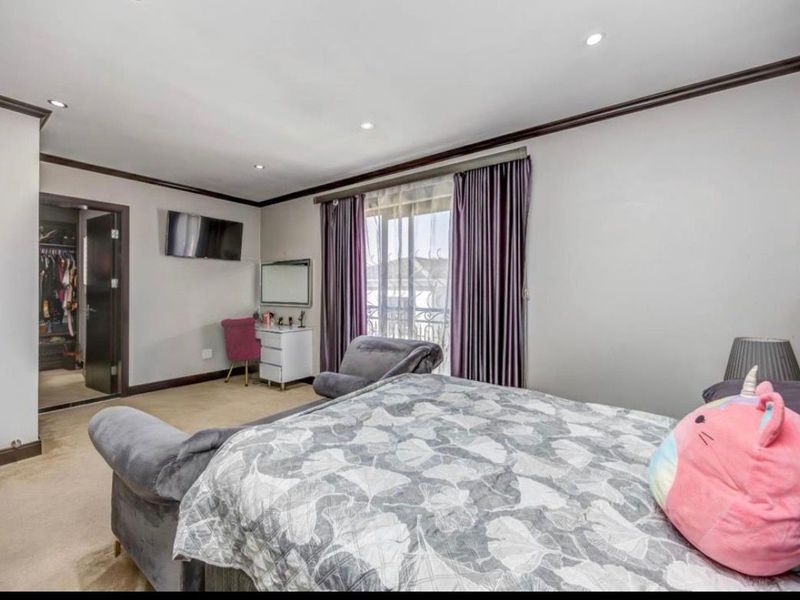 Modern Elegance Meets Comfortable Living – Stunning 3-Bedroom, 2.5-Bathroom Home with Stylish Contem - Photo 10
