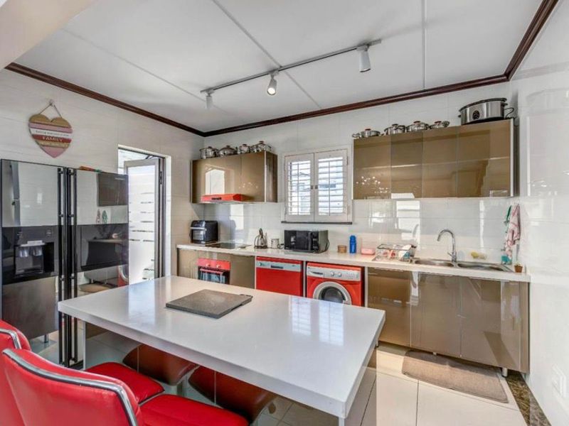 Modern Elegance Meets Comfortable Living – Stunning 3-Bedroom, 2.5-Bathroom Home with Stylish Contem - Photo 3