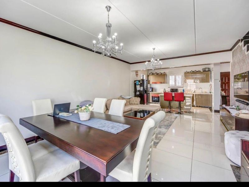 Modern Elegance Meets Comfortable Living – Stunning 3-Bedroom, 2.5-Bathroom Home with Stylish Contem - Photo 9