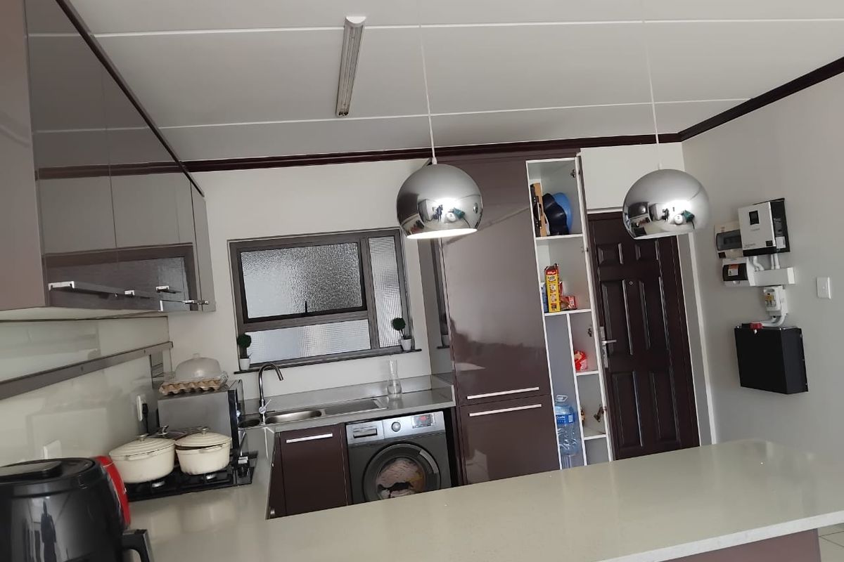 Modern Elegance Meets Comfortable Living – Stunning 3-Bedroom, 2-Bathroom Home with Stylish feauture - Photo 5