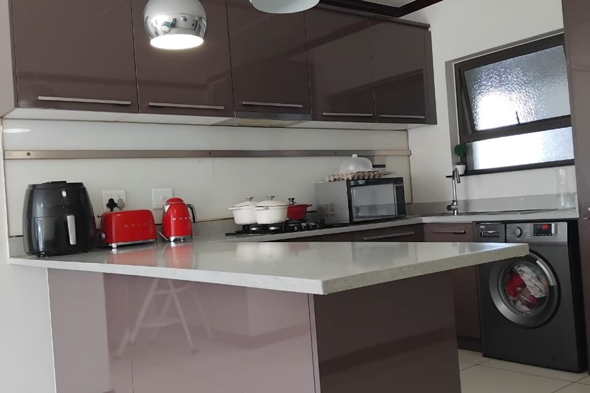 Modern Elegance Meets Comfortable Living – Stunning 3-Bedroom, 2-Bathroom Home with Stylish feauture - Photo 3