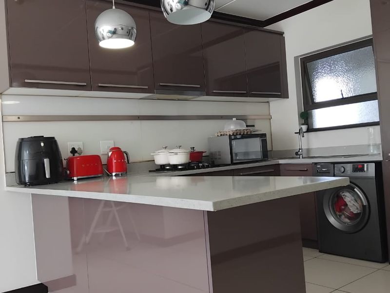 Modern Elegance Meets Comfortable Living – Stunning 3-Bedroom, 2-Bathroom Home with Stylish feauture - Photo 3