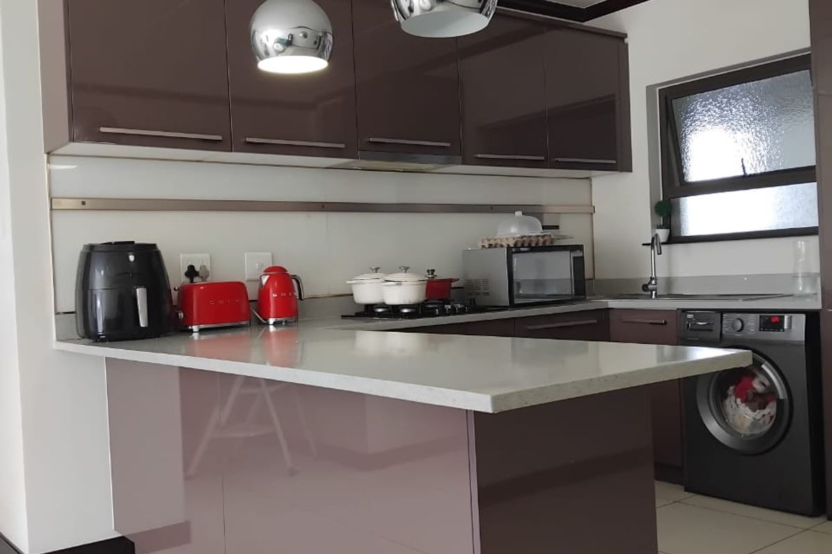 Modern Elegance Meets Comfortable Living – Stunning 3-Bedroom, 2-Bathroom Home with Stylish feauture - Photo 4