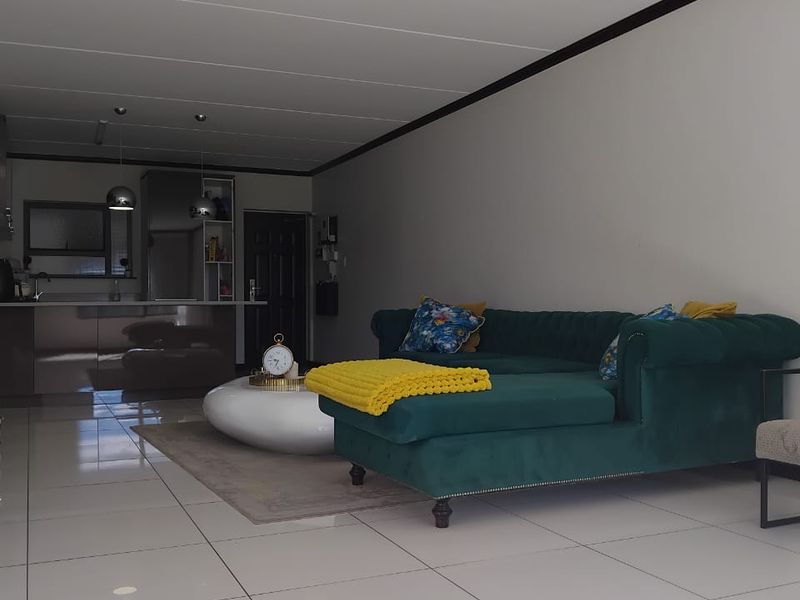 Modern Elegance Meets Comfortable Living – Stunning 3-Bedroom, 2-Bathroom Home with Stylish feauture - Photo 9
