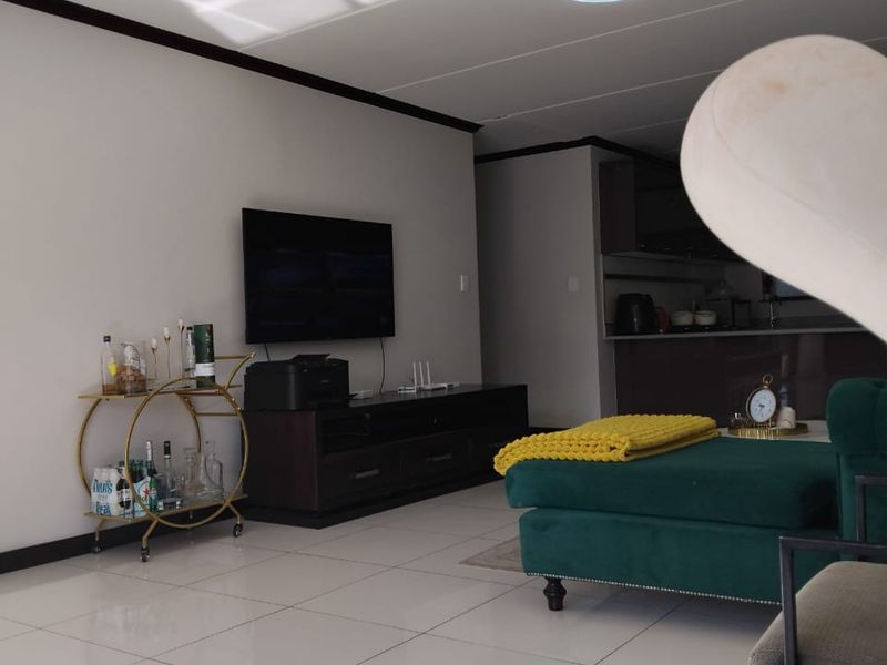 Modern Elegance Meets Comfortable Living – Stunning 3-Bedroom, 2-Bathroom Home with Stylish feauture - Photo 8