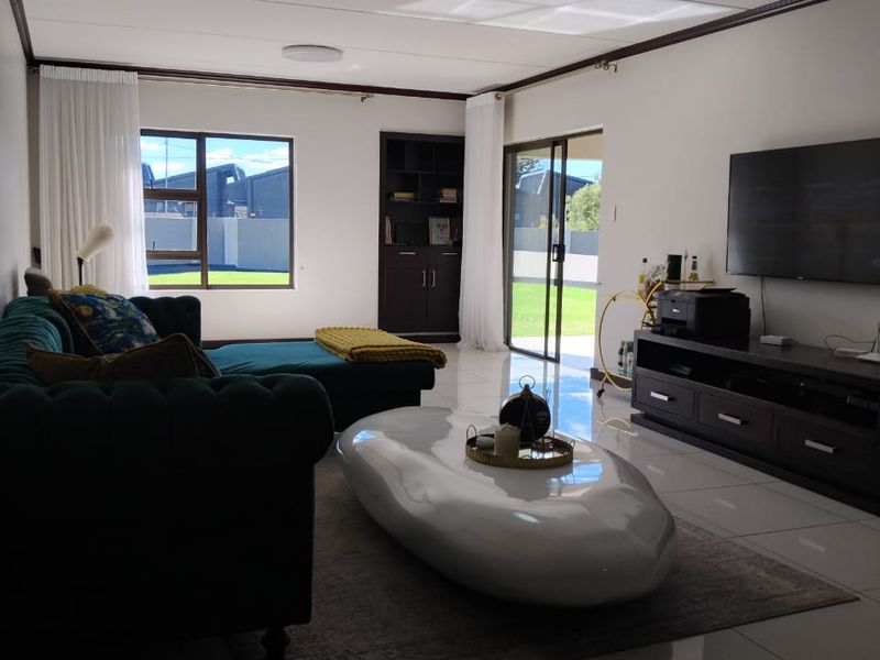 Modern Elegance Meets Comfortable Living – Stunning 3-Bedroom, 2-Bathroom Home with Stylish feauture - Photo 7