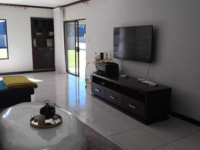Modern Elegance Meets Comfortable Living – Stunning 3-Bedroom, 2-Bathroom Home with Stylish feauture - Photo 6