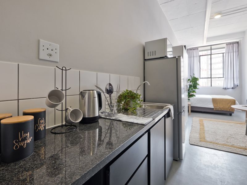 Jewel City (Maboneng) Modern & Convenient from Studio to 2 Beds - Photo 2