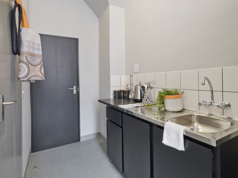 Jewel City (Maboneng) Modern & Convenient from Studio to 2 Beds - Photo 4