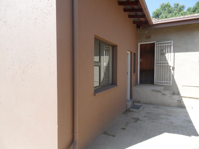 Garden Cottage Rental Monthly In Johannesburg - Photo 4