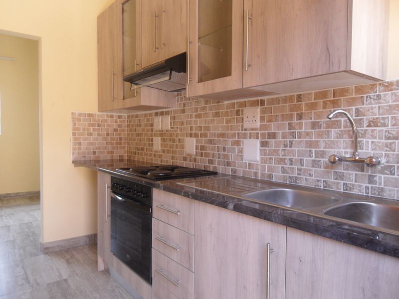 Garden Cottage Rental Monthly In Johannesburg - Photo 6