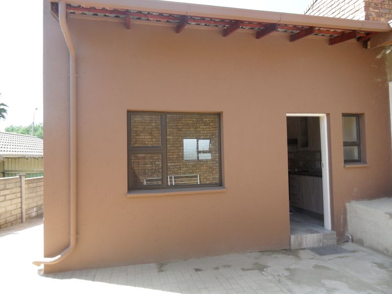 Garden Cottage Rental Monthly In Johannesburg - Photo 2