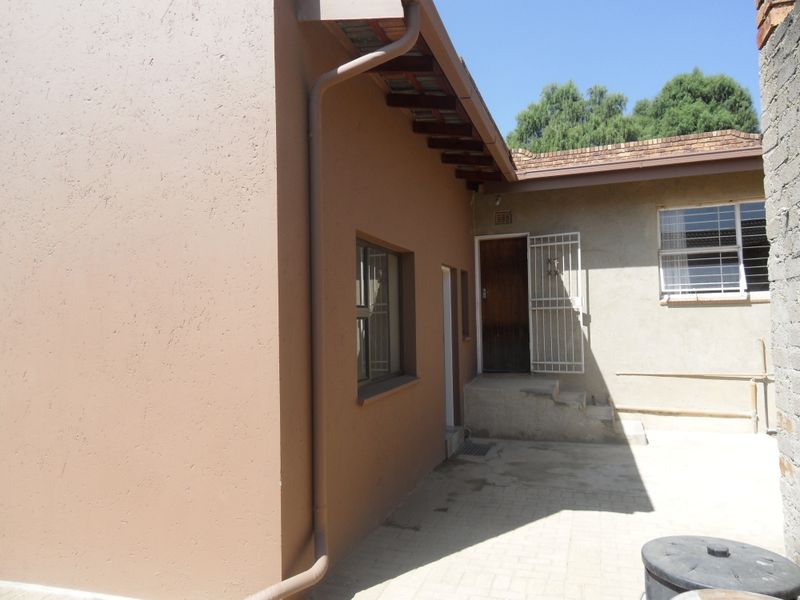 Garden Cottage Rental Monthly In Johannesburg - Photo 3