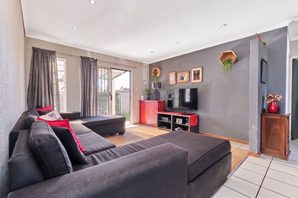 Charming 2 bedroom, 2 bathroom townhouse - Photo 2
