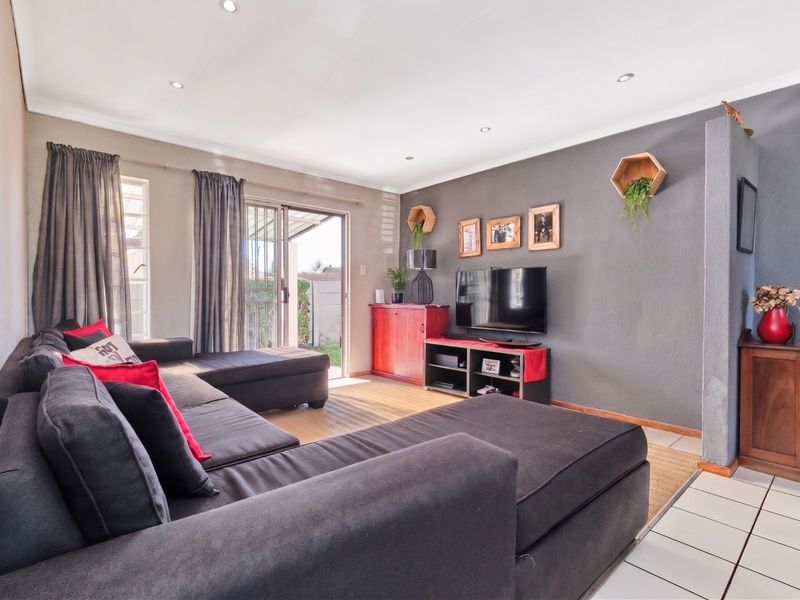 Charming 2 bedroom, 2 bathroom townhouse - Photo 2
