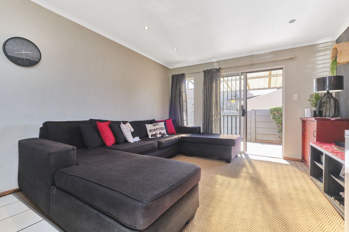 Charming 2 bedroom, 2 bathroom townhouse - Photo 3