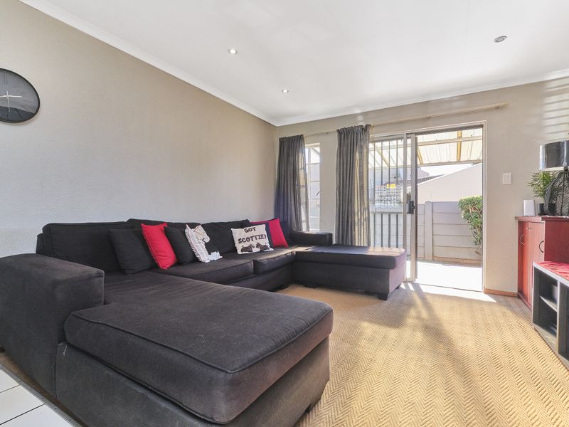 Charming 2 bedroom, 2 bathroom townhouse - Photo 3