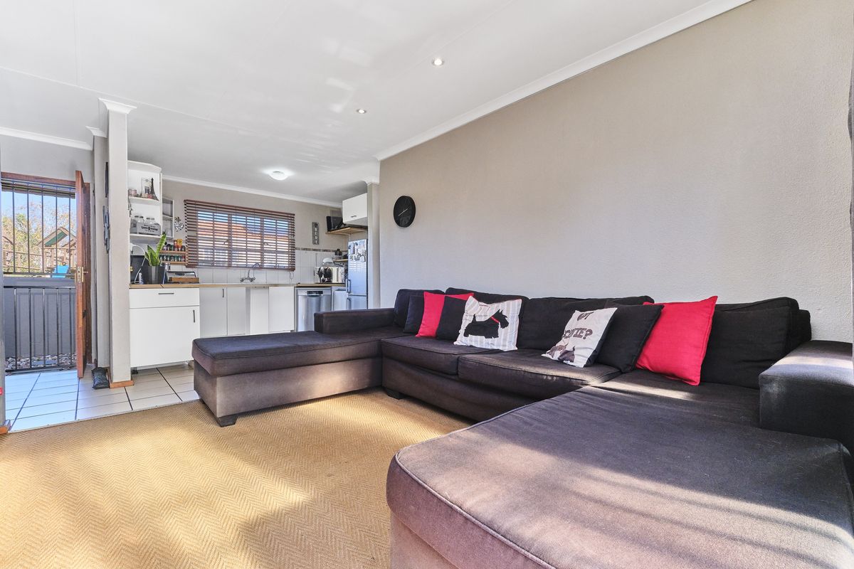 Charming 2 bedroom, 2 bathroom townhouse - Photo 4