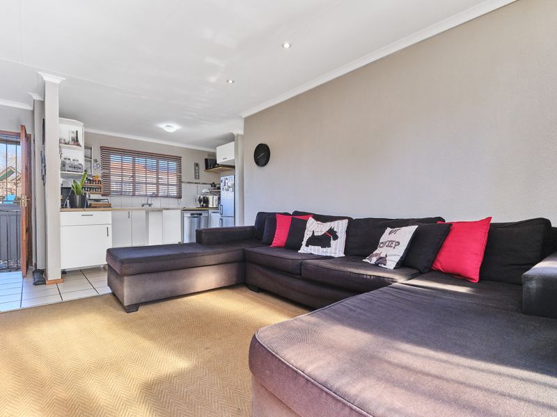 Charming 2 bedroom, 2 bathroom townhouse - Photo 4
