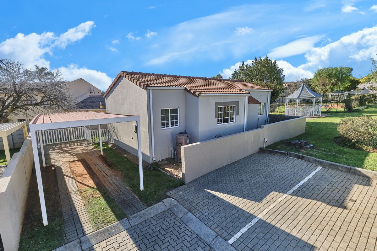 Charming, Sunny 2 bedroom, 2 bathroom garden unit - Photo 2
