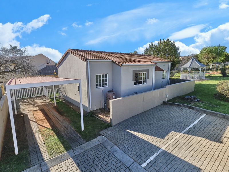 ON SHOW Sunday 2-4pm. Charming 2 bedroom, 2 bathroom townhouse - Photo 2
