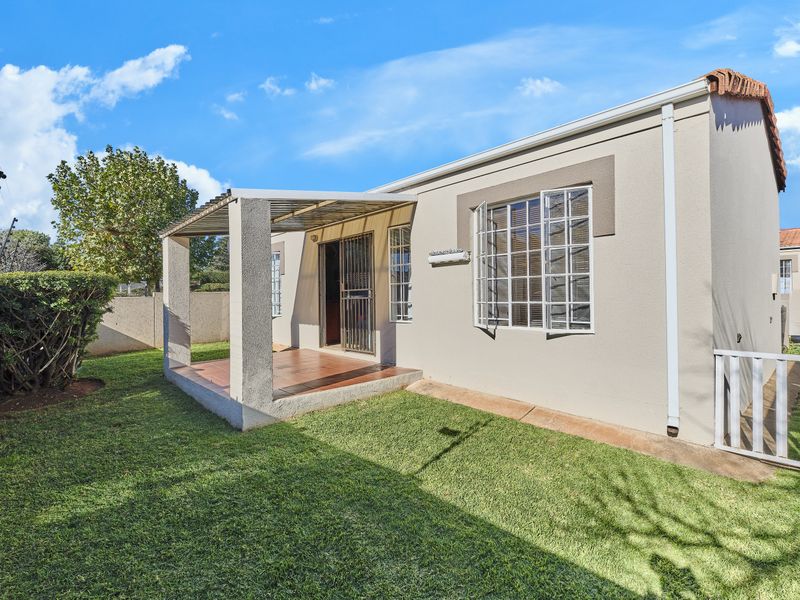 ON SHOW Sunday 2-4pm. Charming 2 bedroom, 2 bathroom townhouse - Photo 3