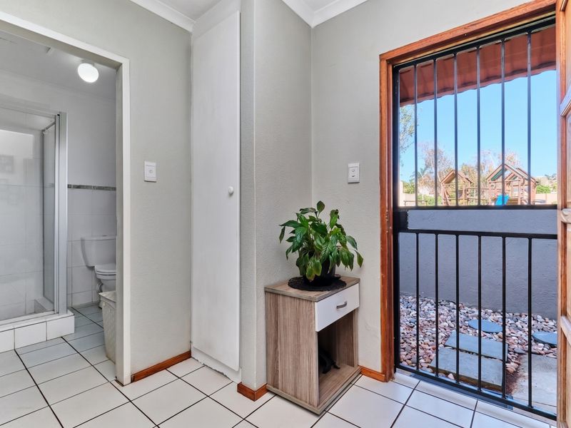 Charming 2 bedroom, 2 bathroom townhouse - Photo 9