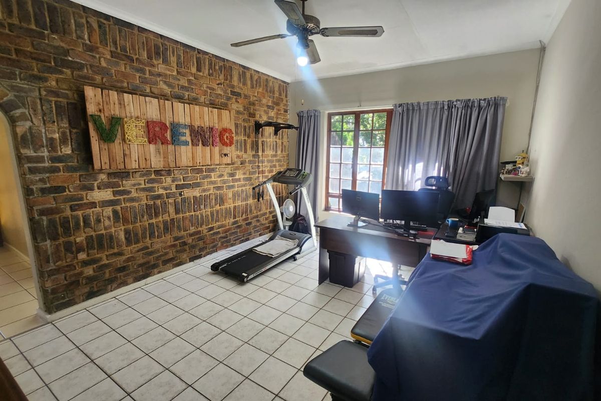 Prime Location! 3bed, 2 Bath in Hennopspark. - Photo 3