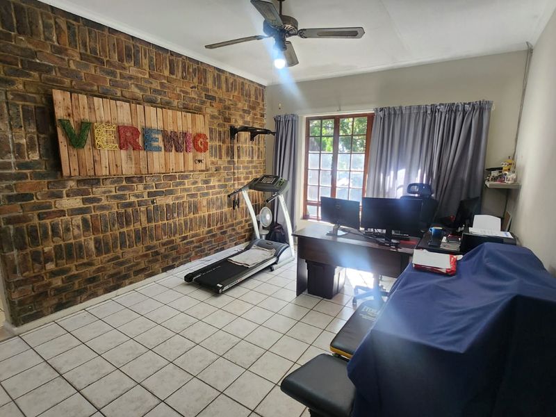 Prime Location! 3bed, 2 Bath in Hennopspark. - Photo 3